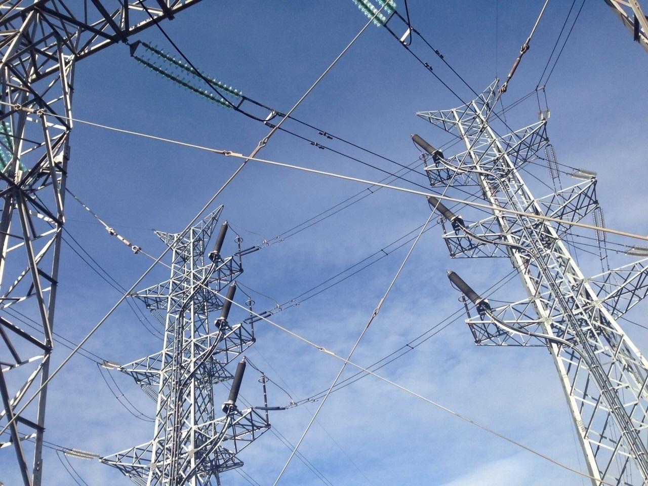 Torre de alta tensión 02 Jour. Extérieur. Prise de vue en contre-plongée d'une tour électrique