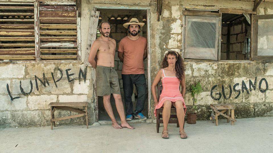 Le réalisateur cubain Carlos Lechuga avec les acteurs de Santa y Andrés, film cubain indépendant qui a fait polémique