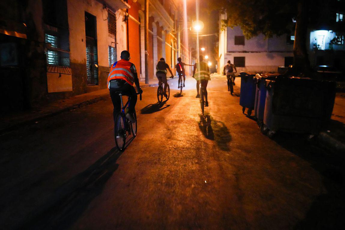 Tour de Nuit à vélo qui passe par différents quartiers de La Havane