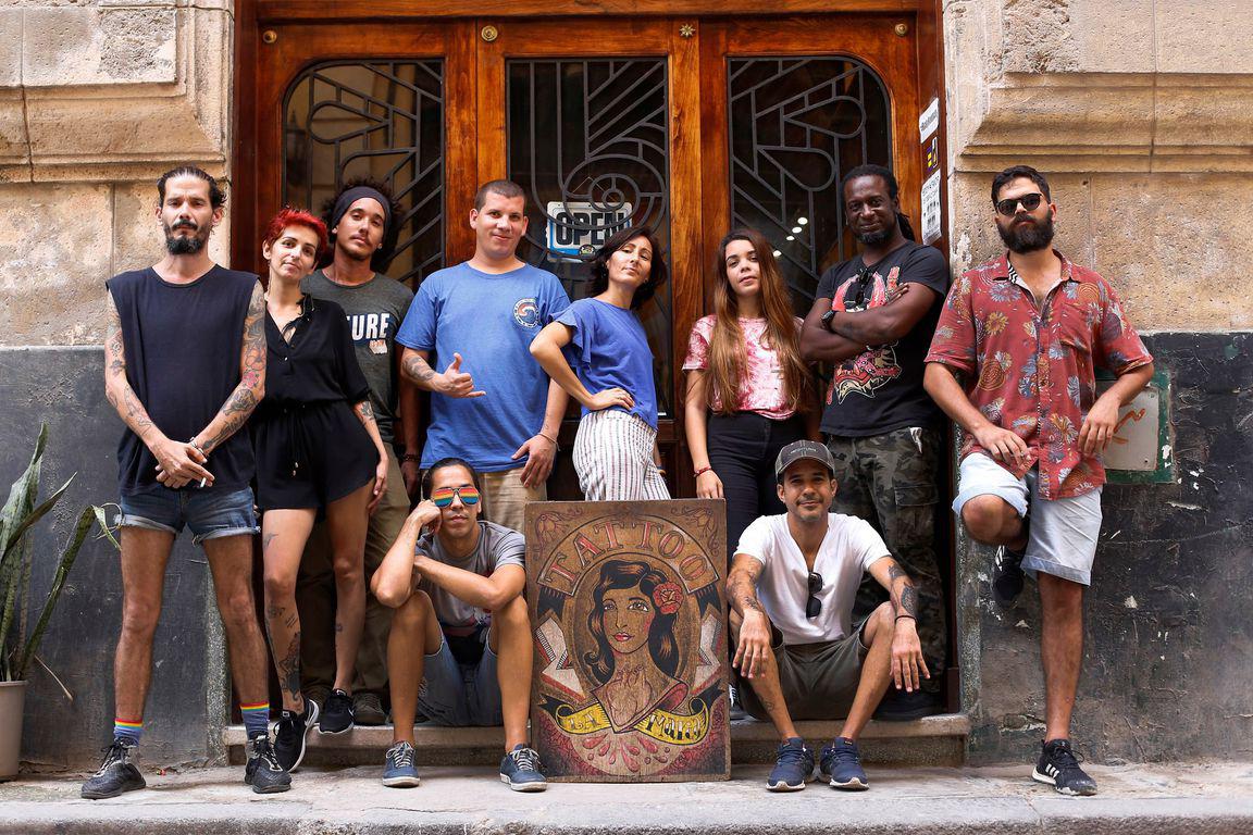 L'équipe de La Marca devant leur salon de tatouage, aussi studio-galerie, au coeur de la Vieille Havane