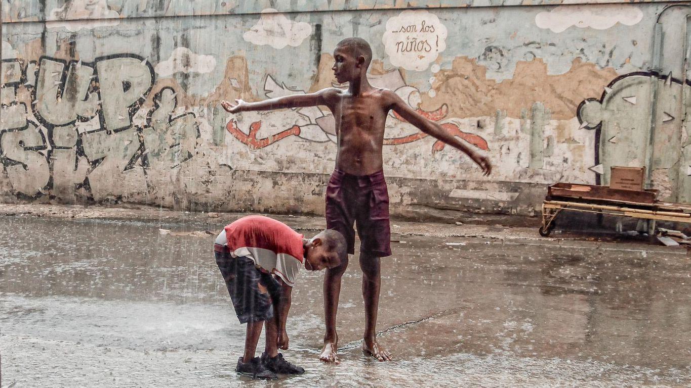 Enfants jouant sous la pluie