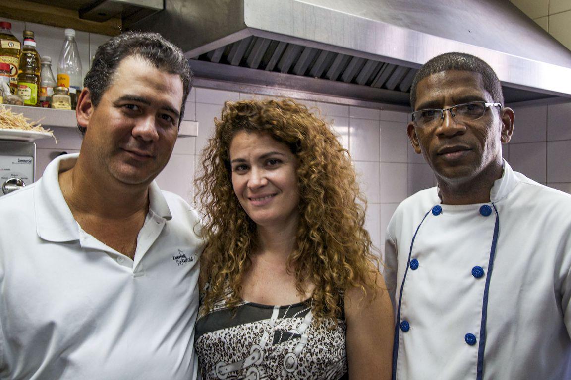 Enrique Nuñez avec son épouse Odeysis Baullosa dans la cuisine de La Guarida