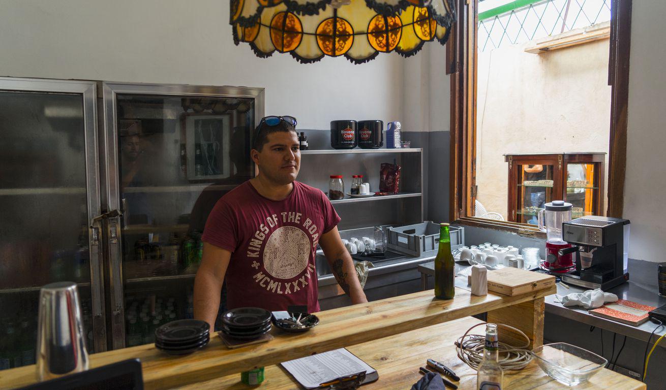Raulito dans la cuisine de son restaurant Grados à La Havane