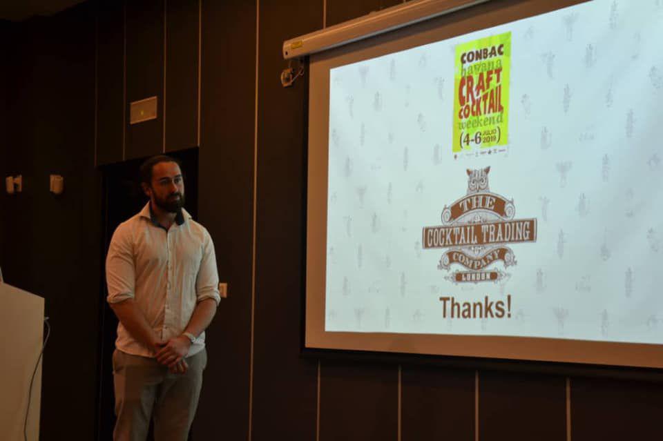 Le barman allemand Elliot Ball, reconnu dans le monde des cocktails, donne une conférence lors de la Première edition du ConBac Havana's Craft Cocktails Weekend