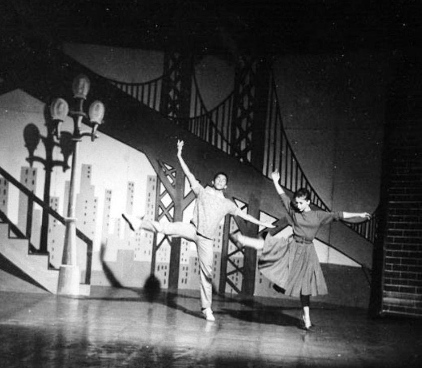 Tomás Morales nuit. Danseur. chorégraphie avec danseuse sur scène de cabaret