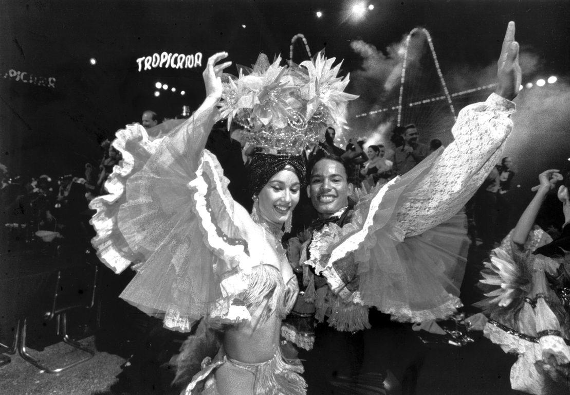 Bailarines de Tropicana. La Habana años 50 Nuit. À l'étranger. Photo en BN. Gros plan sur des danseurs du Tropicana à La Havane dans les années 1950