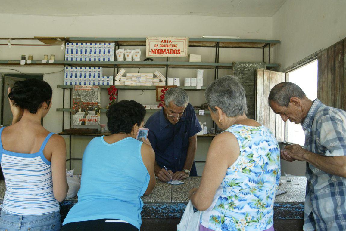 Des Cubains dans la bodega