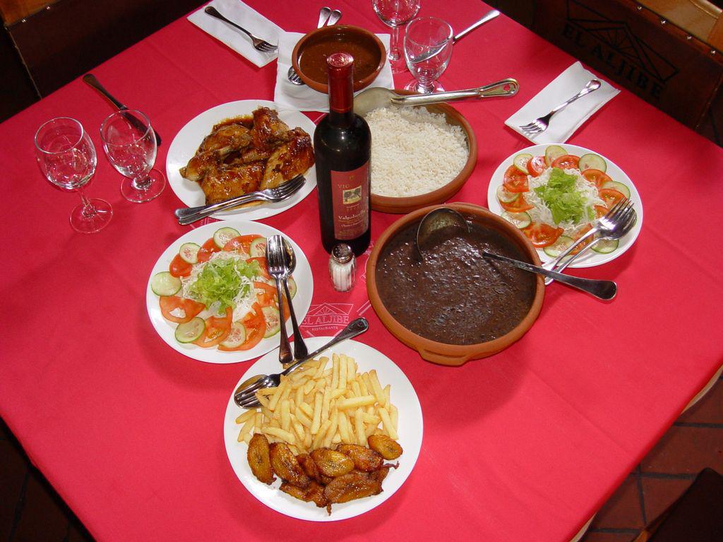 Repas cubain avec des haricots noirs