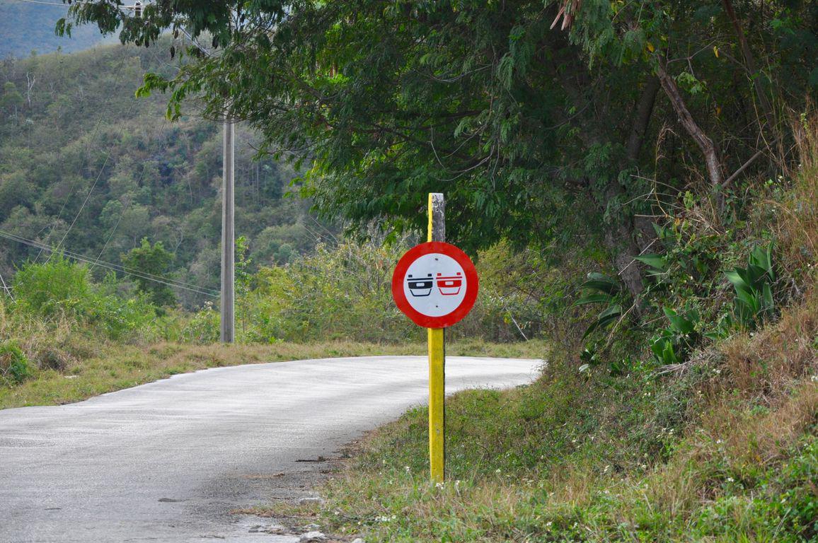 Une route dans une zone rurale. un feu de circulation en mauvais état. Est à l'envers