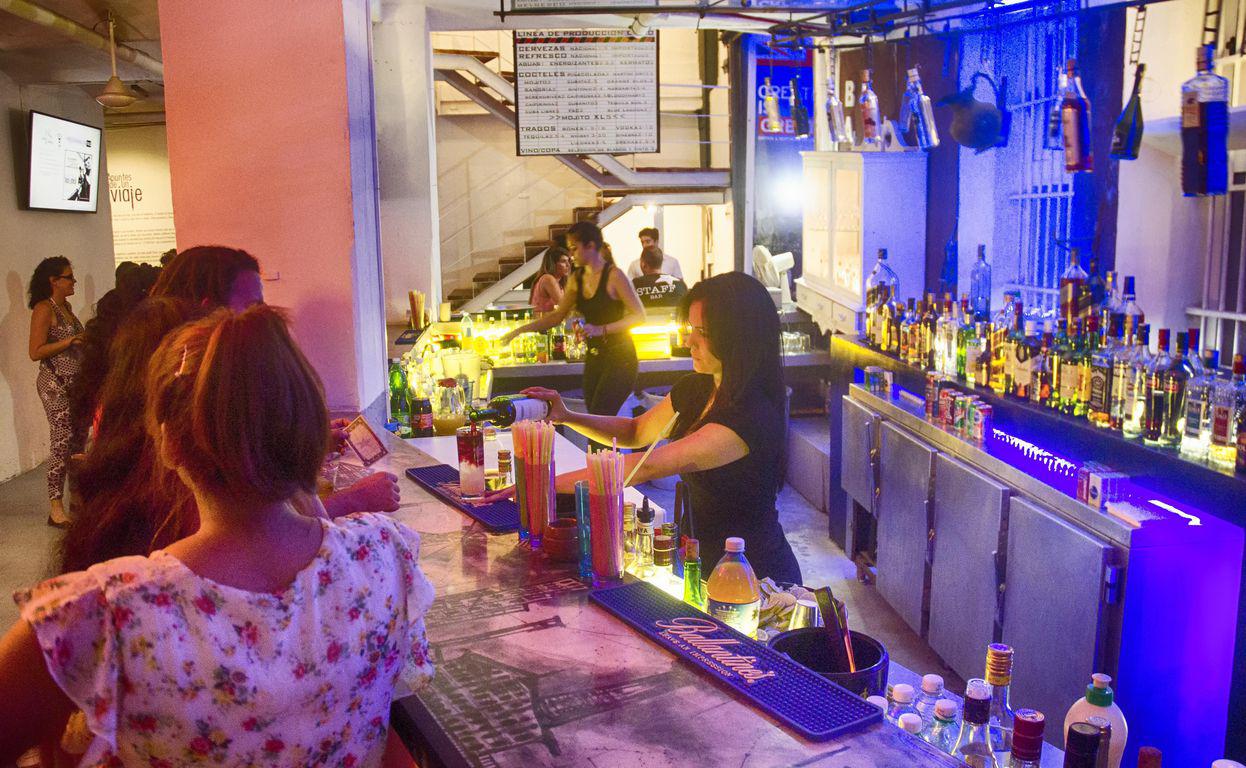 Bar dans la FAC (Fábrica de Arte Cubano) à La Havane