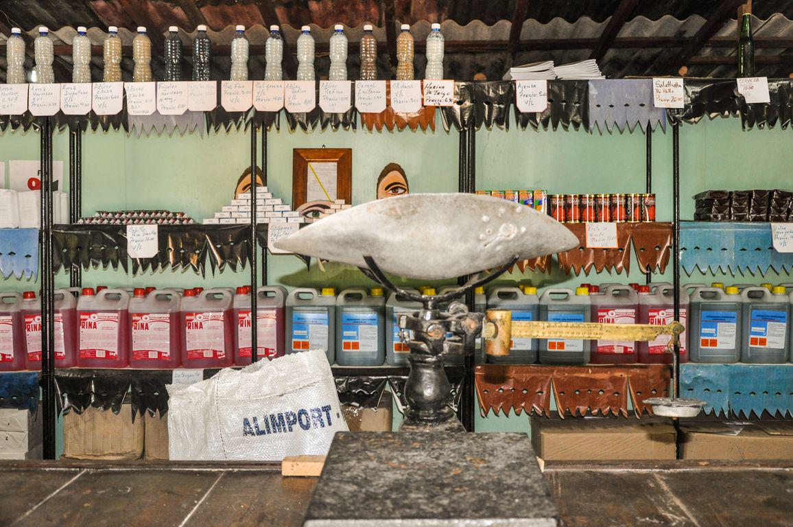 Une bodega avec produits vendus en monnaie nationale