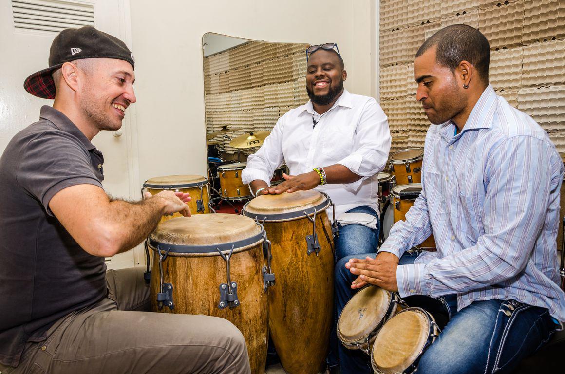 Un cours de percussion à Havana Music School