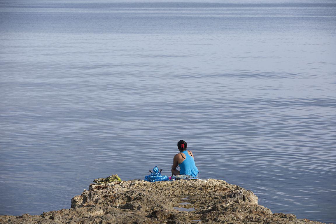 Les dévots de Yemaya célèbrent des cérémonies réligieuses au bord de la mer. Ils portent souvent des vêtements de la couleur représentative du saint, dans le cas de Yemaya, le bleu. 