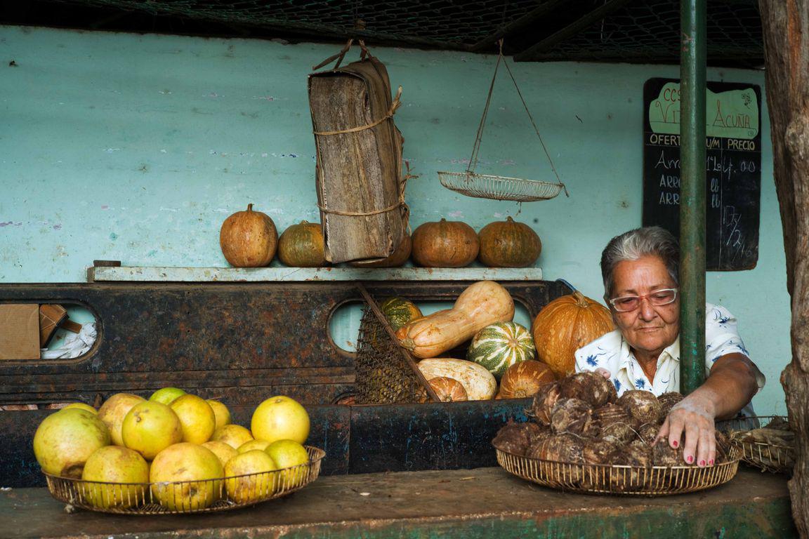 Une vieille Cubaine au marché