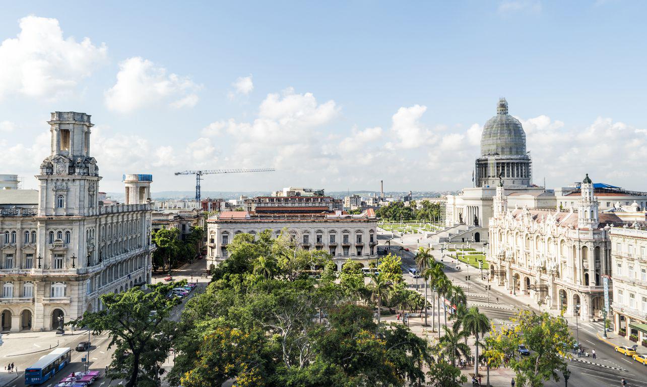 Vue de la Vieille Havane depuis la terrasse de l'hôtel Parque Central du Capitole et de la rue Paseo del Prado