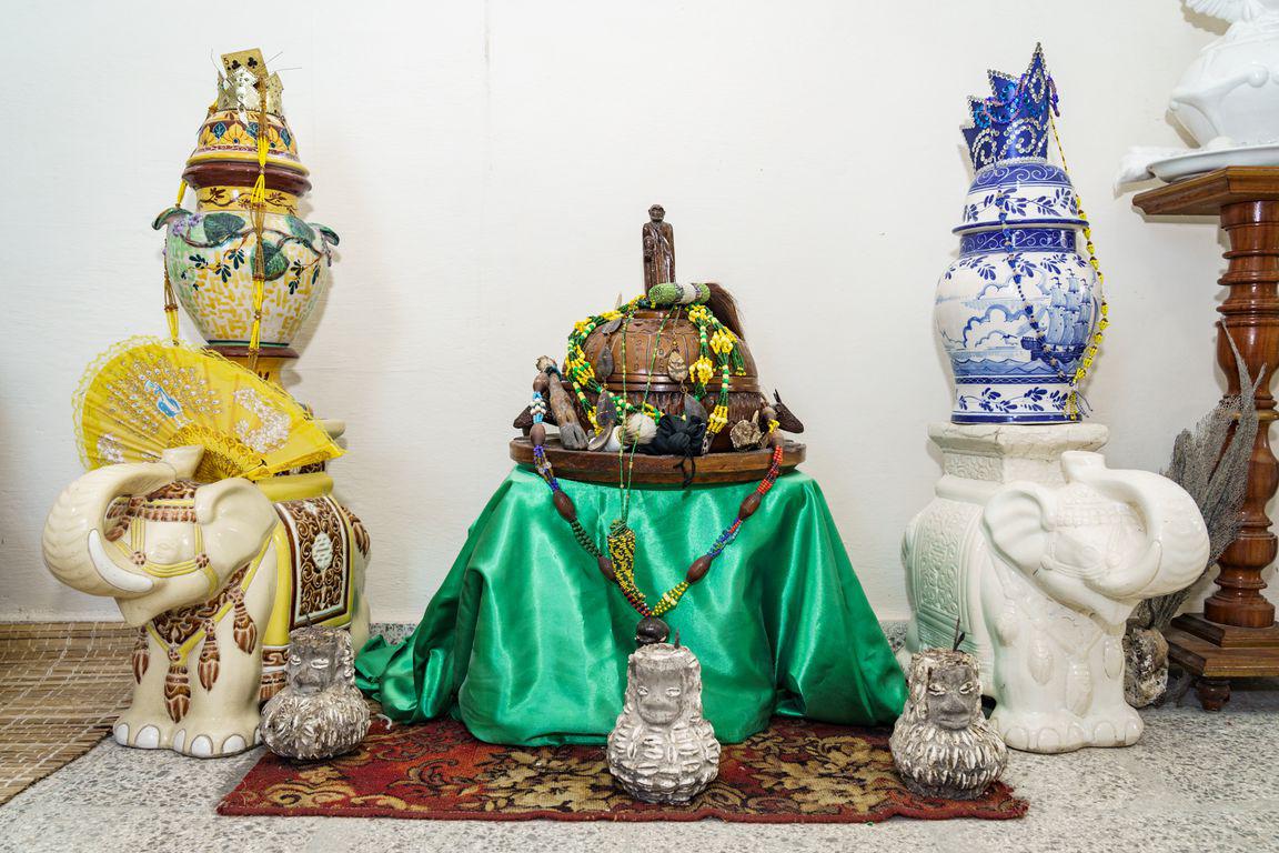 Chaque saint est représenté par ses couleurs dans une urne accompagnée des attributs correspondant à la déité.