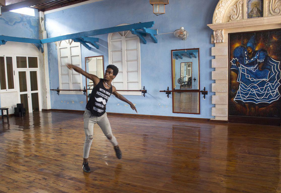 Yosiel danse dans la salle de répétition du Ballet folklorique