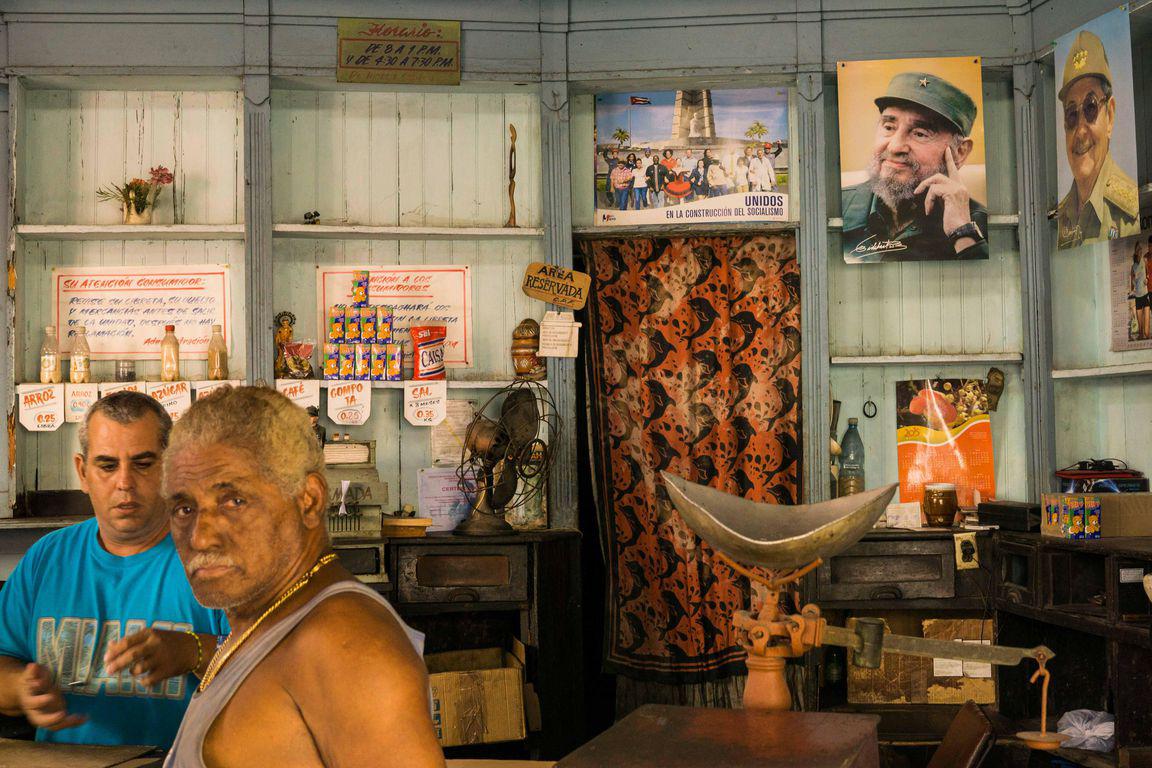 Cubains dans une bodega cubana, épicerie étatique à Cuba