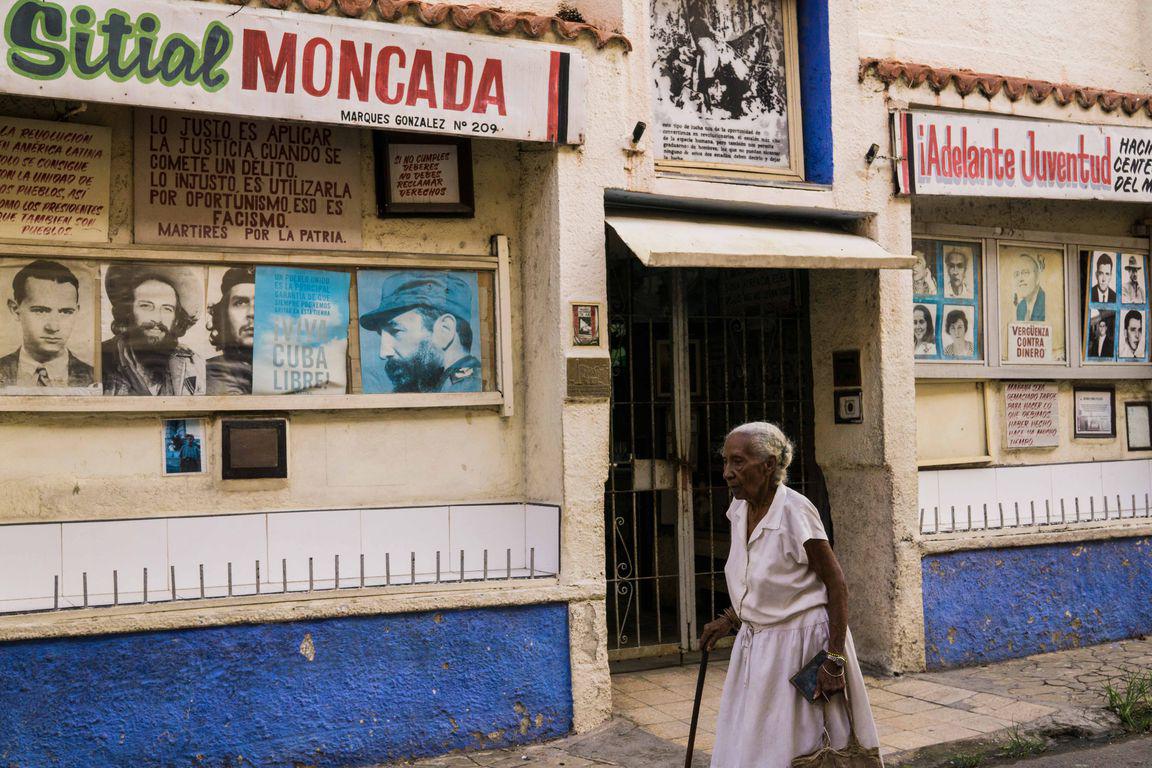 Une vieille Cubaine dans Centro Habana