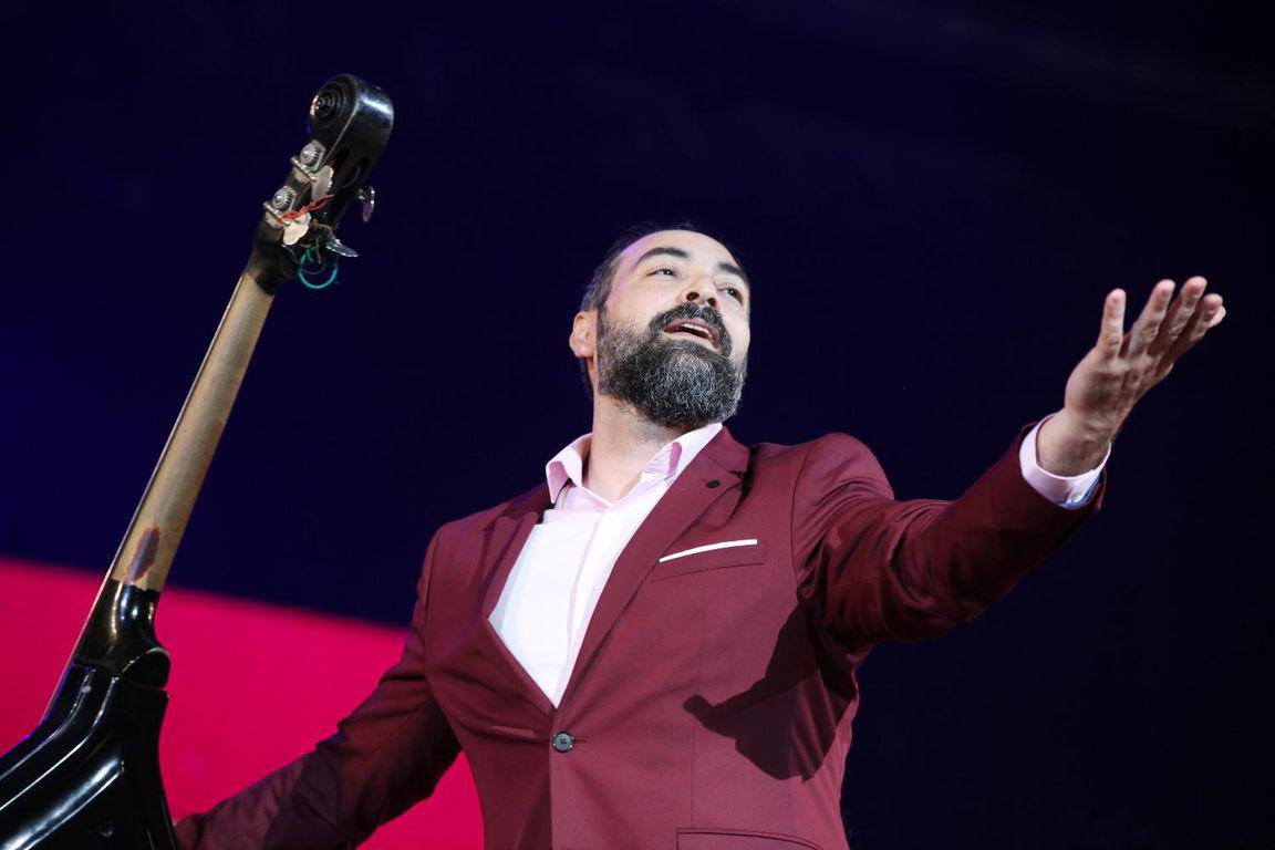 Le bassiste Alain Pérez sur la scène dans le festival de la Fête du Tambour