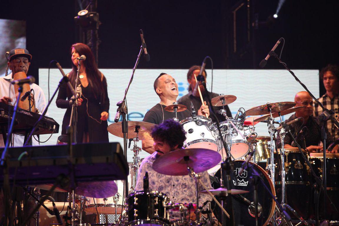 Samuel Formell, Oliver Valdés et d'autres figures de la percussion de renom à Cuba partagent la scène lors d'un concert du festival du Tambour 2019 à La Havane