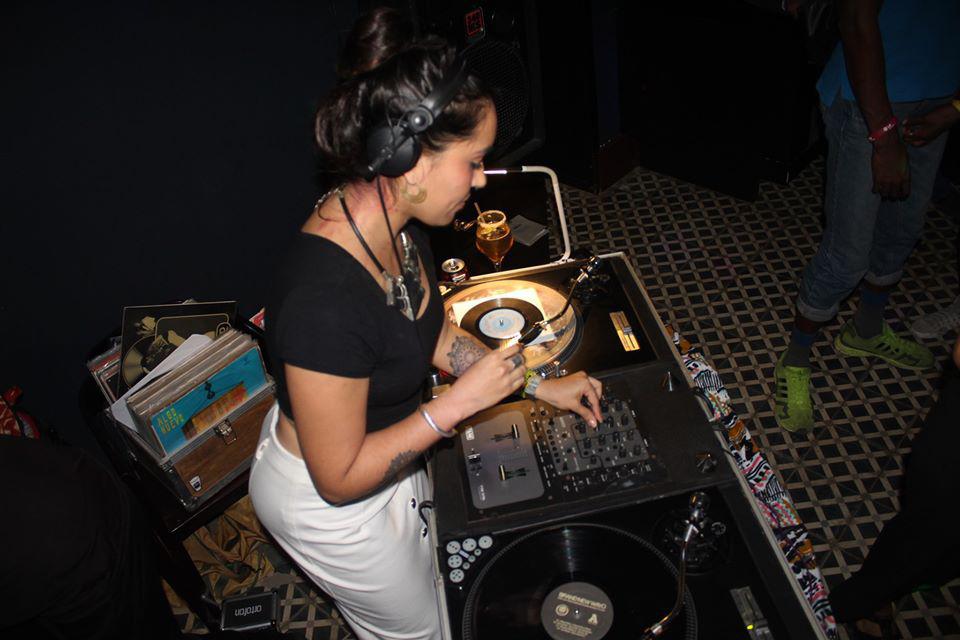 Dj Cami Layé Okún lors d'une session chez Fajoma dans la Vieille Havane